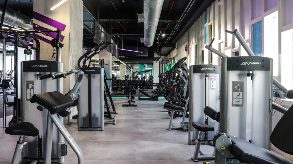 Get your body moving and working with Celebrity Fitness’ range of amenities to get your heart pumping such as the free weights