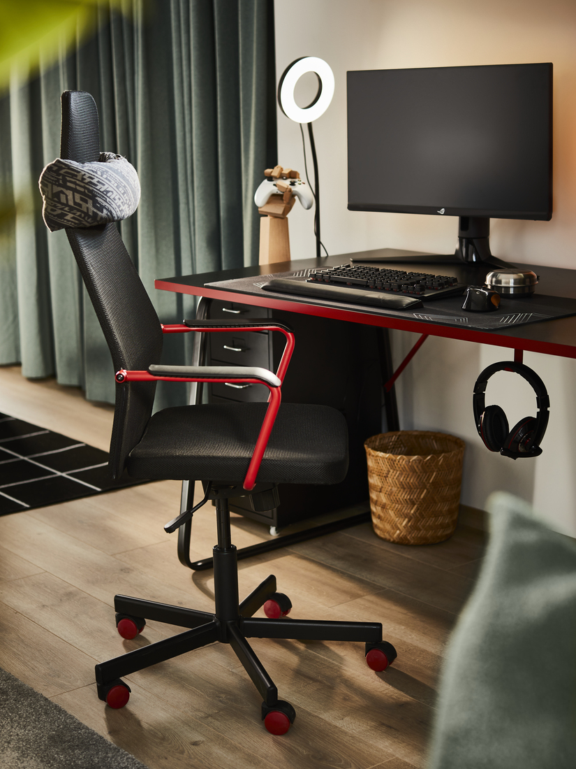 ikea philippines sale HUVUDSPELARE gaming chair and LAGKAPTEN table top setup